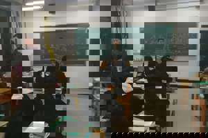  经济贸易与人文科学系召开安全教育主题班会、开展宿舍检查活动