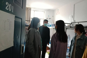 公司党员领导干部深入员工宿舍开展疫情防控工作