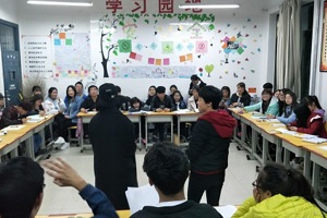 经贸系员工团支部争当“六有”老员工学习会议